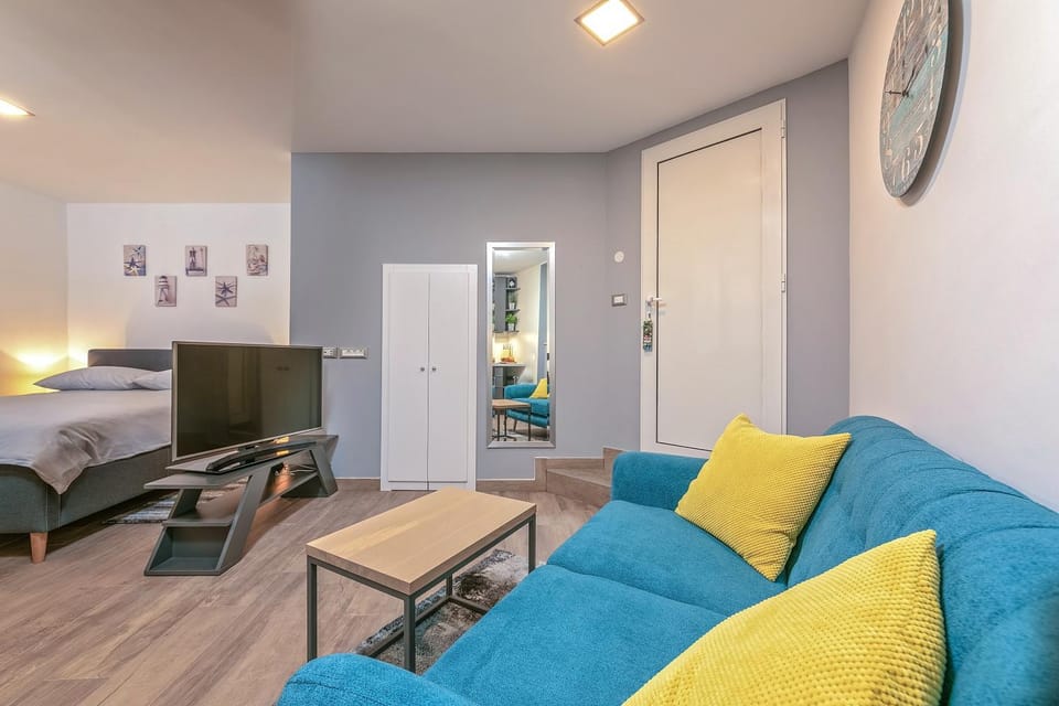 TV and multimedia, Living room, Seating area, Bedroom