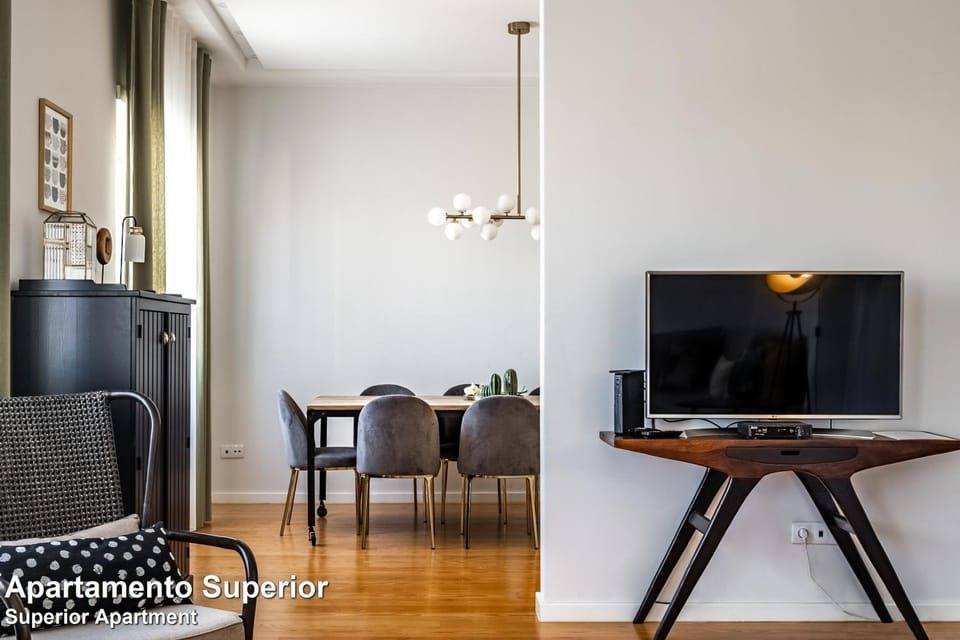 TV and multimedia, Living room, Seating area, Dining area