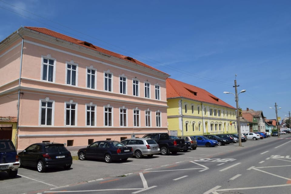 Neighbourhood, Street view