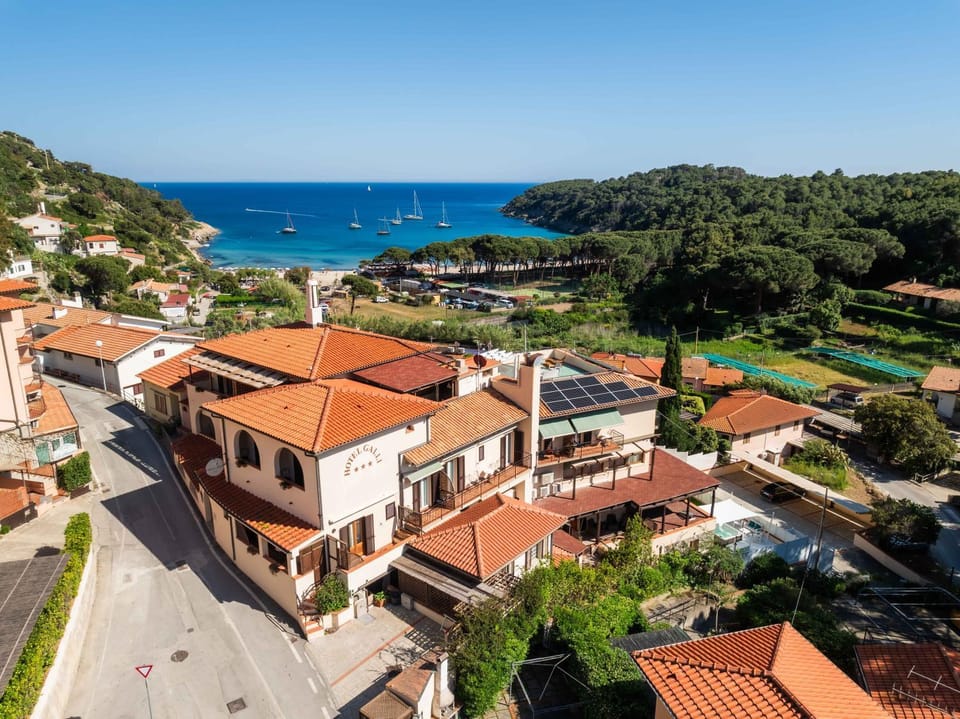 Property building, Day, Natural landscape, Bird's eye view, Mountain view, Sea view, Swimming pool