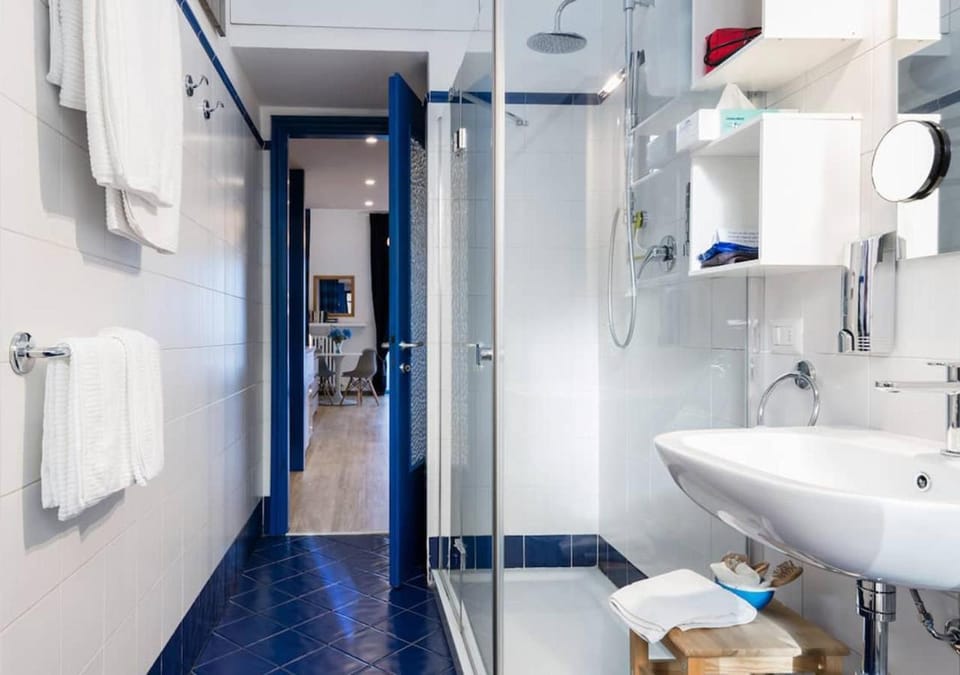 Shower, Bathroom, towels
