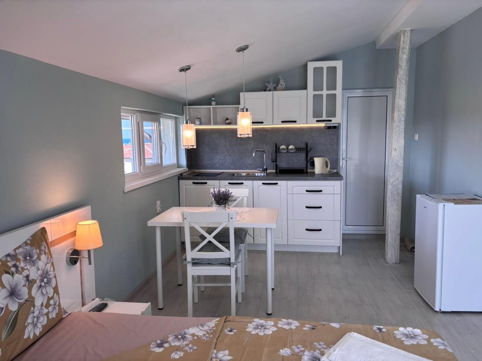 Bed, Kitchen or kitchenette, Photo of the whole room, Bedroom, stove
