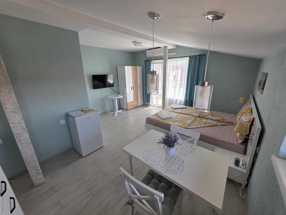 Communal lounge/ TV room, Bed, TV and multimedia, Kitchen or kitchenette, Living room, Photo of the whole room, Seating area, Dining area, Bedroom, air conditioner