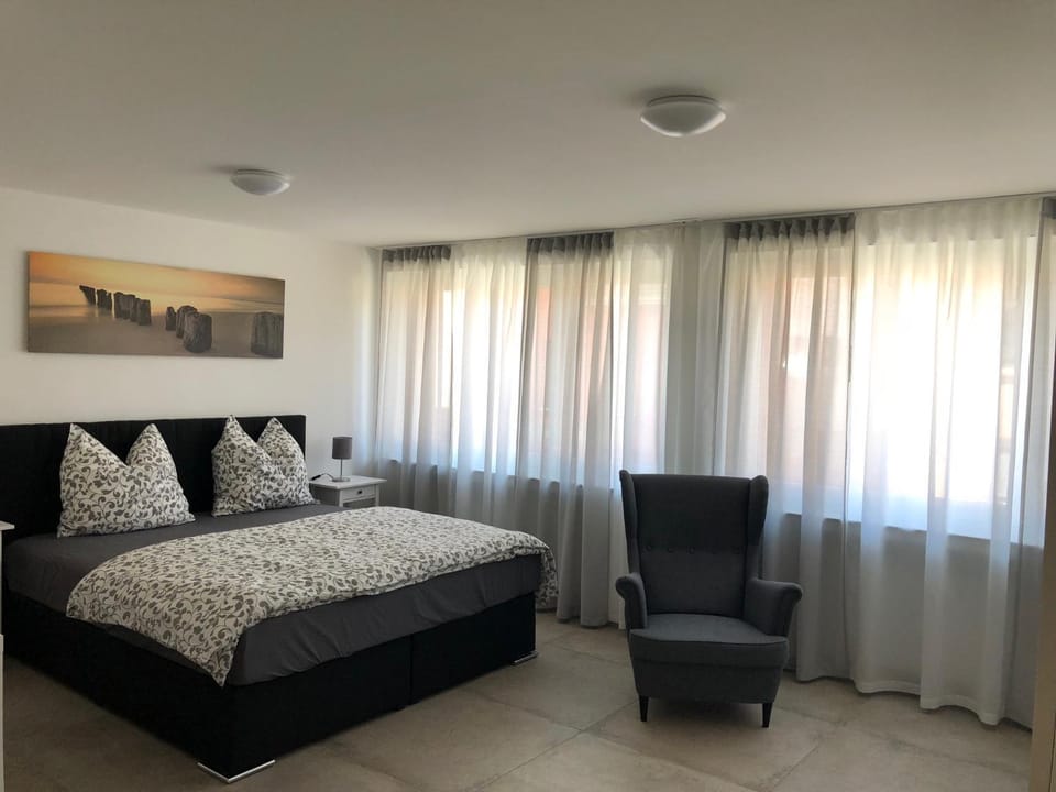 Bed, Photo of the whole room, Seating area, Bedroom