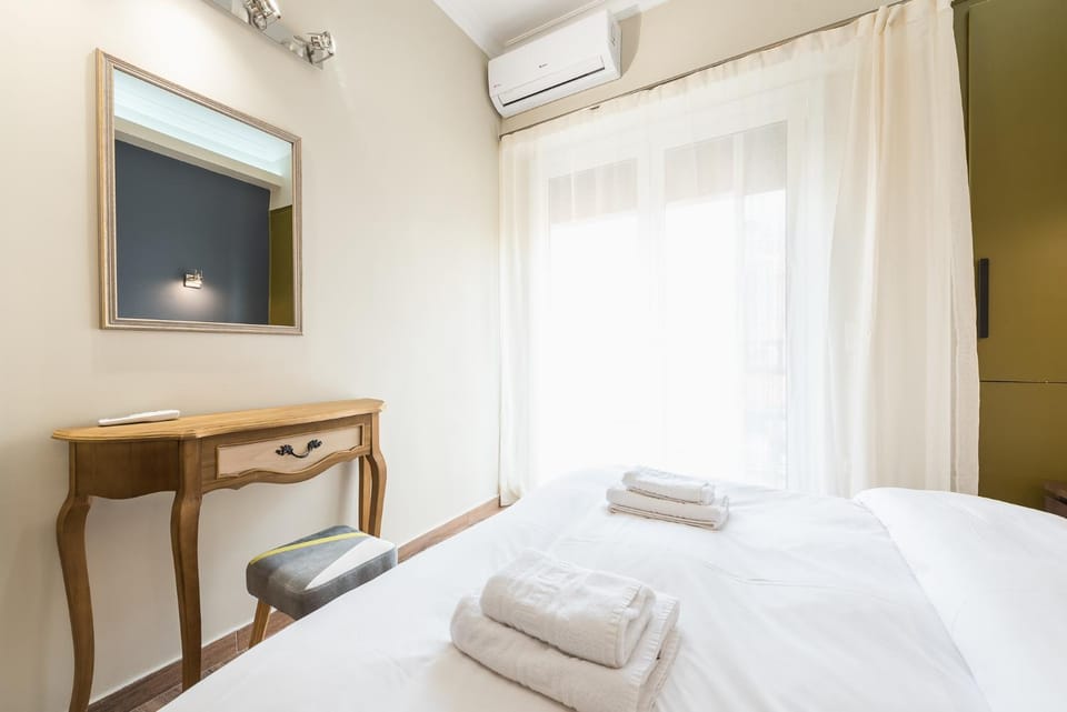 Bed, Bedroom, towels, air conditioner