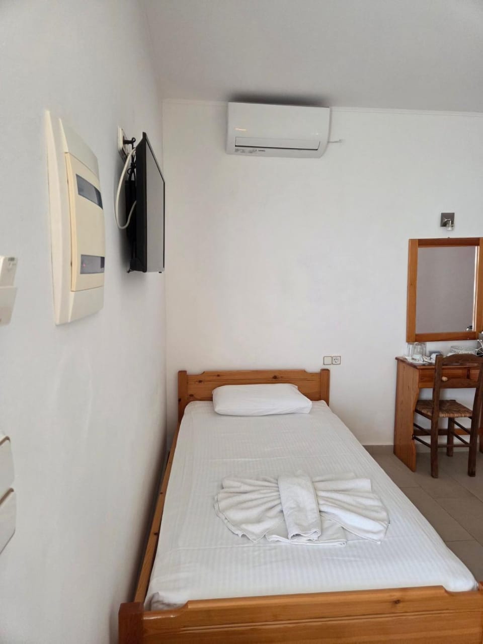 TV and multimedia, Photo of the whole room, Bedroom, air conditioner