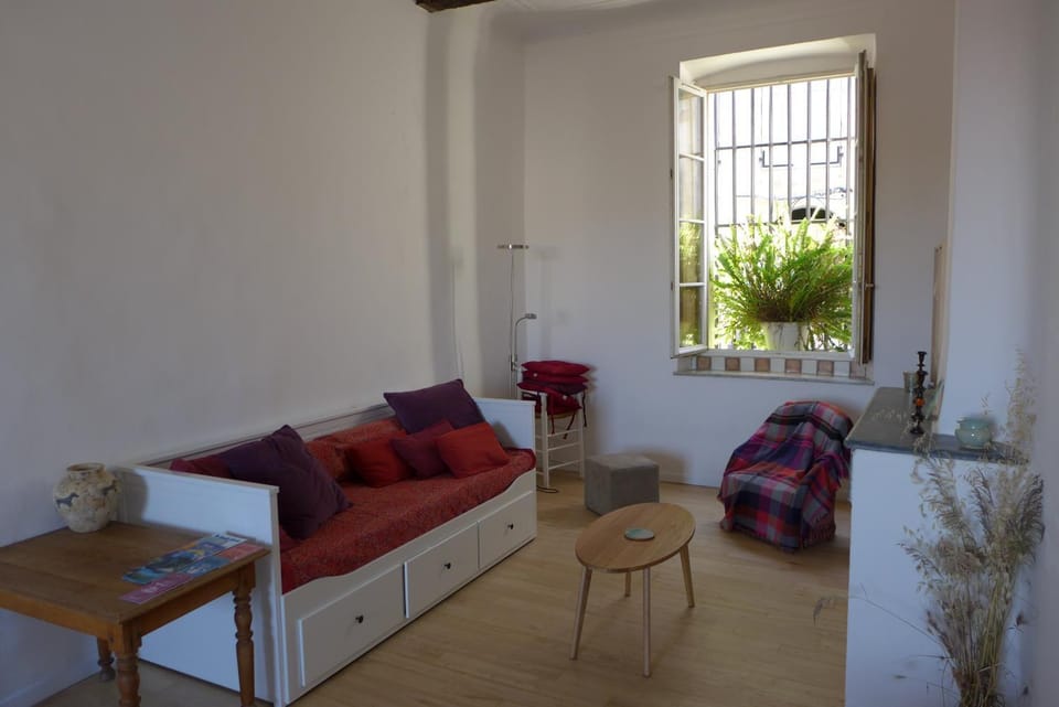 Beau T2 Historique-Panier/Vieux Port-60m2 avec Vue Apartment in Marseille