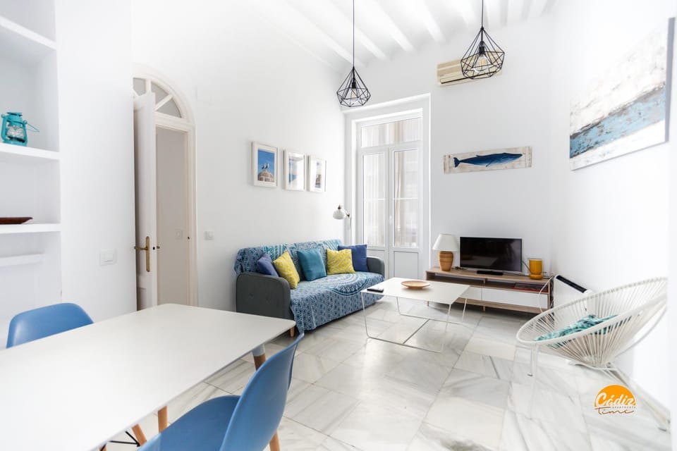 TV and multimedia, Living room, Photo of the whole room, Dining area, air conditioner