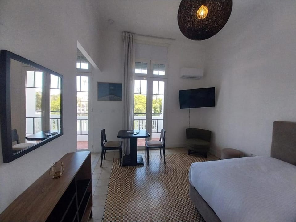 Communal lounge/ TV room, Bed, Living room, Seating area, Bedroom, air conditioner