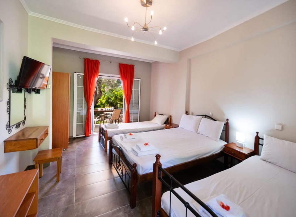 Bed, TV and multimedia, Photo of the whole room, Bedroom