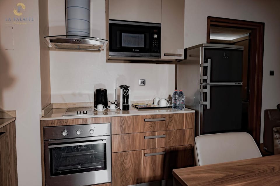 Coffee/tea facilities, Kitchen or kitchenette, microwave, oven, stove