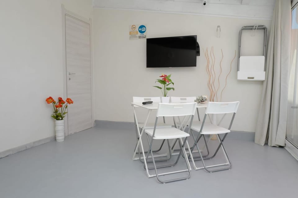 Communal lounge/ TV room, Balcony/Terrace, Lounge or bar