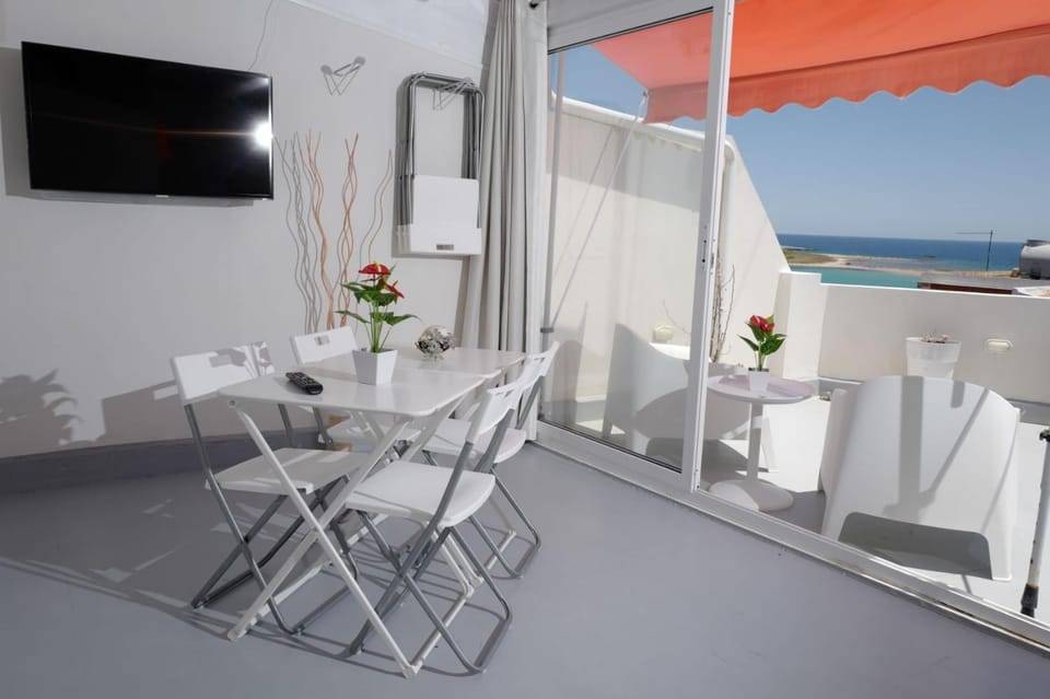 Communal lounge/ TV room, Natural landscape, Balcony/Terrace, City view, Sea view