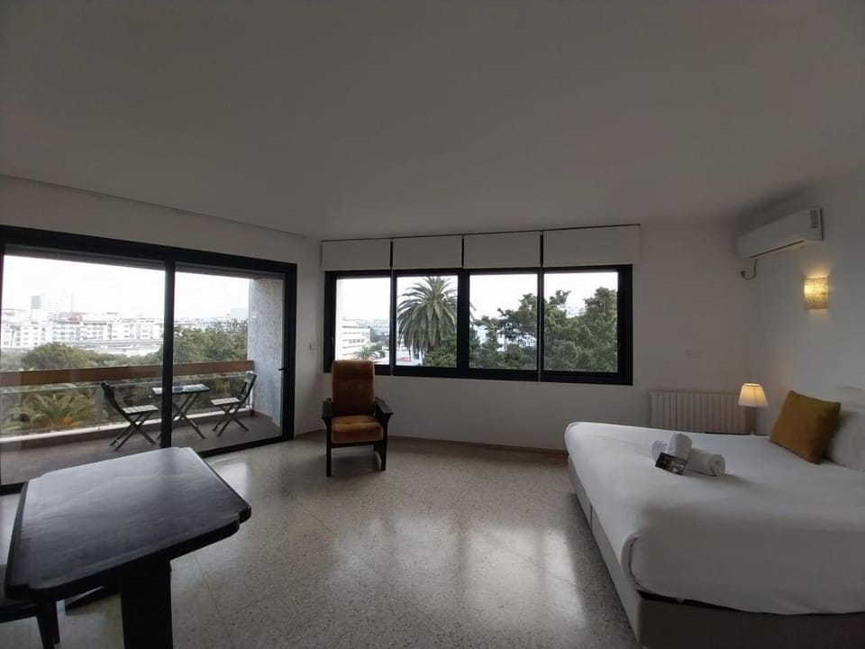 Bed, Photo of the whole room, Seating area, Bedroom, air conditioner