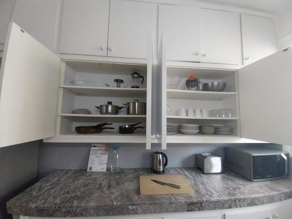 Coffee/tea facilities, Kitchen or kitchenette, stove, toaster