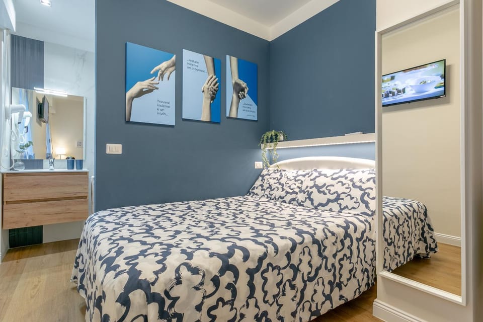 Bed, TV and multimedia, Photo of the whole room, Bedroom