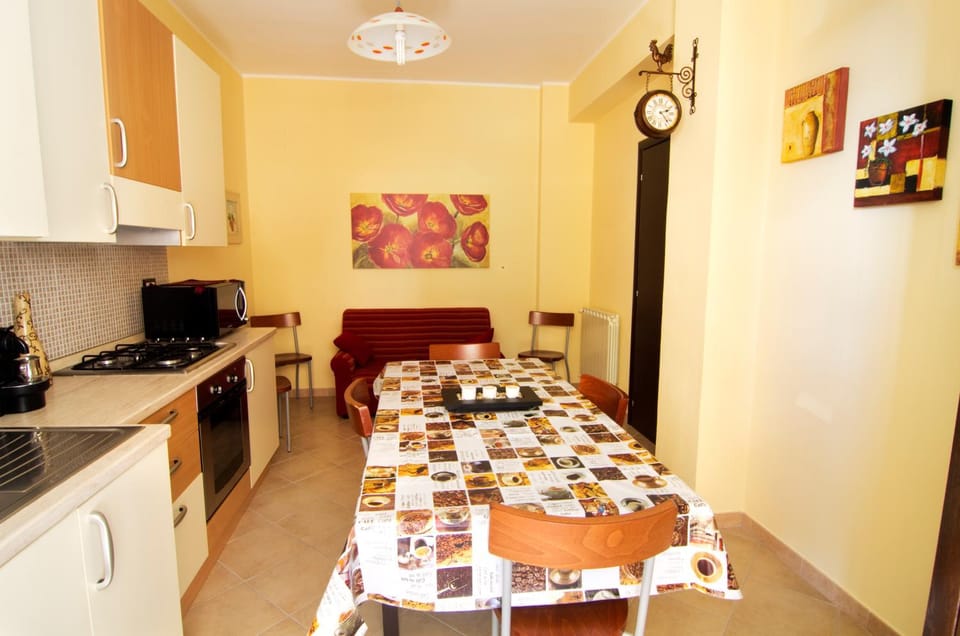 Communal lounge/ TV room, Kitchen or kitchenette, Living room, Dining area