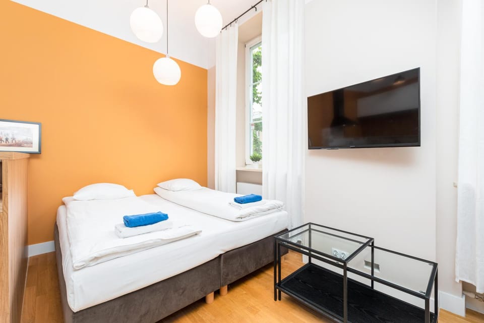 Communal lounge/ TV room, Bed, TV and multimedia, Photo of the whole room, towels