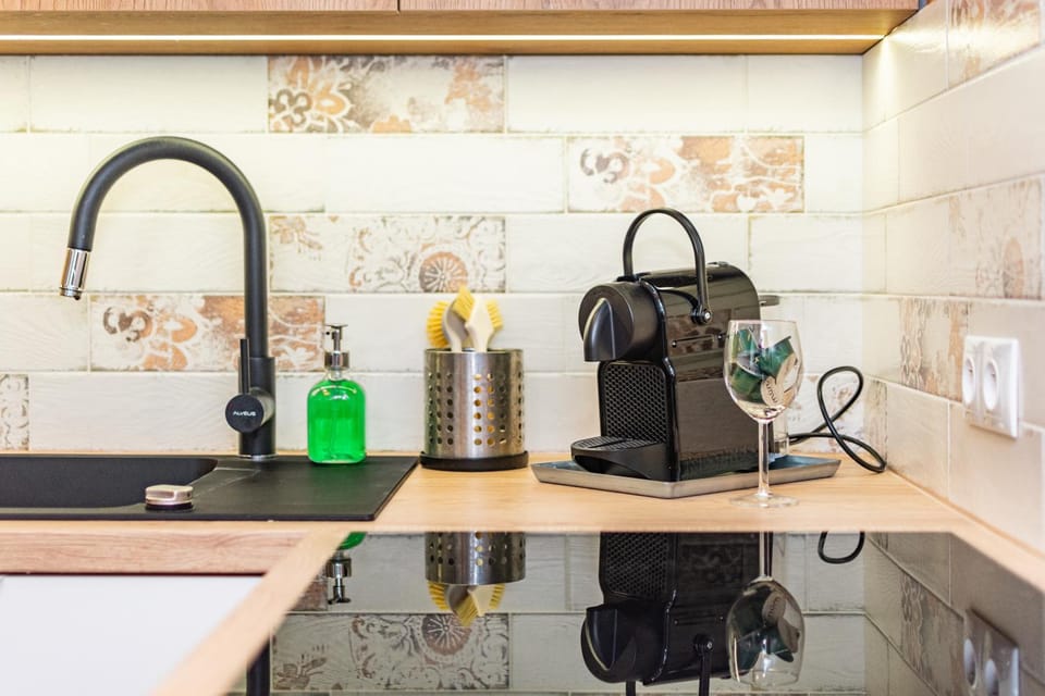 Coffee/tea facilities, Kitchen or kitchenette, stove