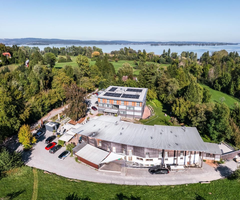 Property building, Restaurant/places to eat, Natural landscape, Bird's eye view, Lake view, Breakfast, Location