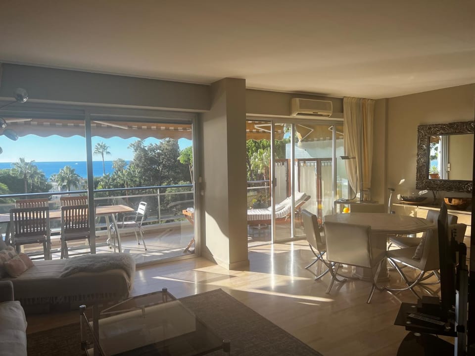 Living room, Garden view, Sea view