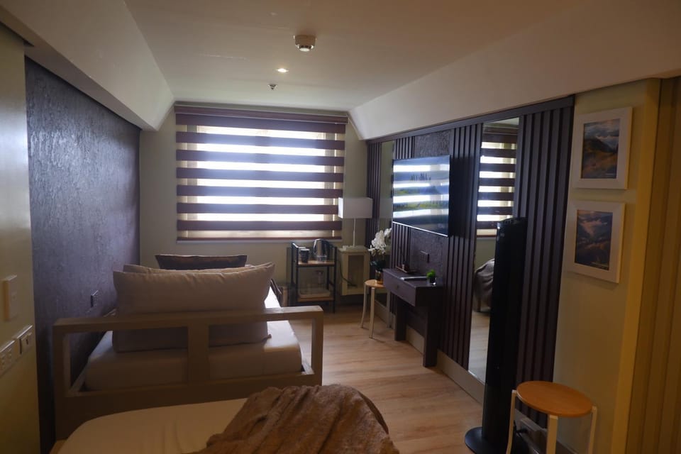 Bed, TV and multimedia, Bedroom