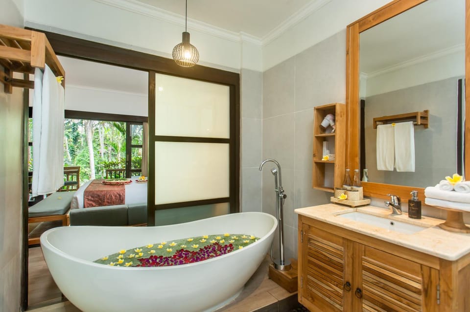 Hot Tub, Bathroom