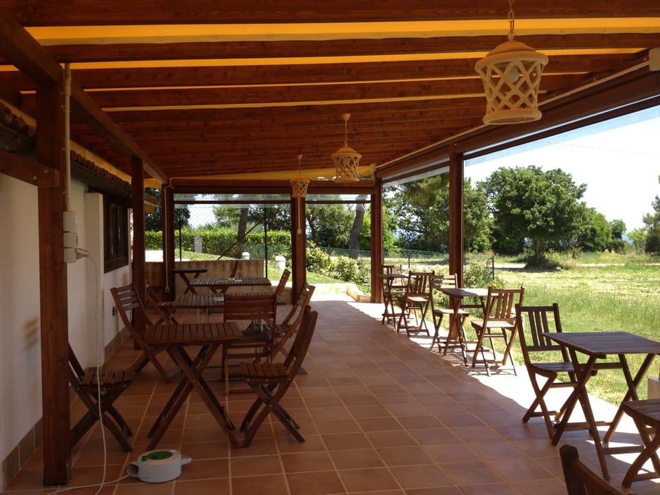 Patio, Day, Communal kitchen