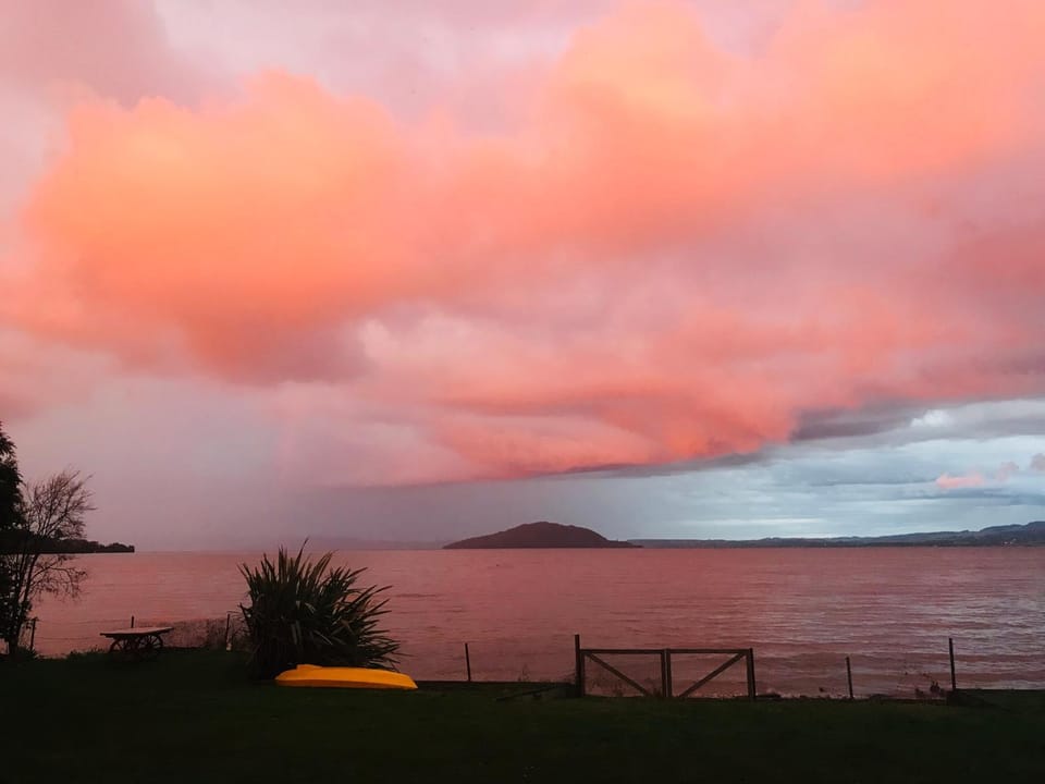 Super Lake Edge Lodge Villa in Rotorua