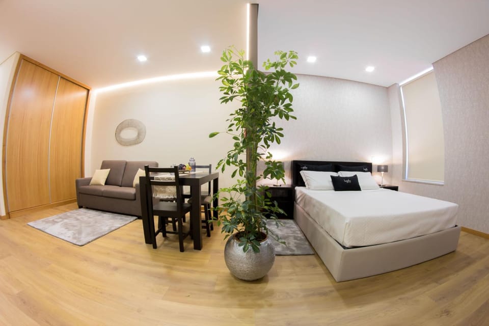 Coffee/tea facilities, Kitchen or kitchenette, Living room, Bedroom