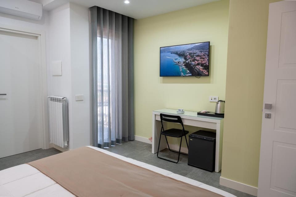 Bed, TV and multimedia, Photo of the whole room, Bedroom, hair dresser