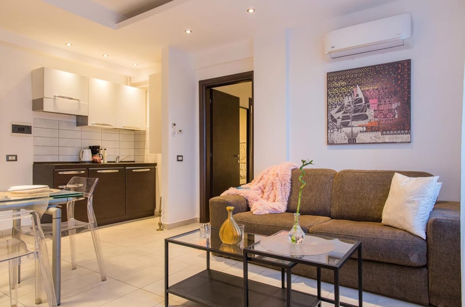 Kitchen or kitchenette, Living room, Seating area, Dining area