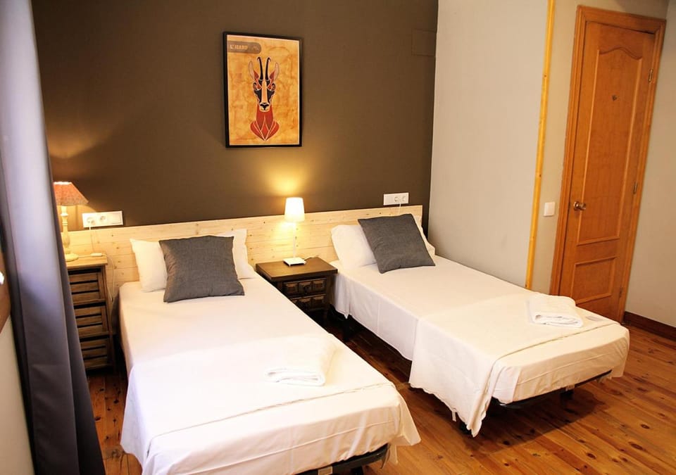 Bed, Photo of the whole room, Decorative detail, Decorative detail, Bedroom, On site