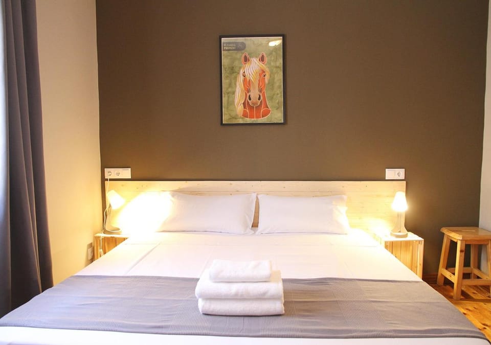 Bed, Photo of the whole room, Decorative detail, Decorative detail, Bedroom, On site