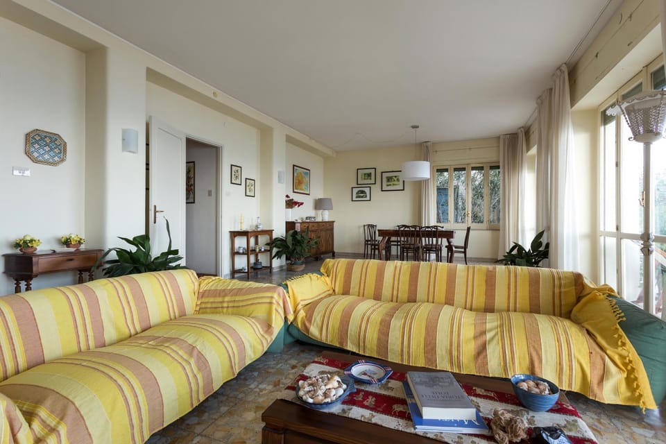 Communal lounge/ TV room, Sea view
