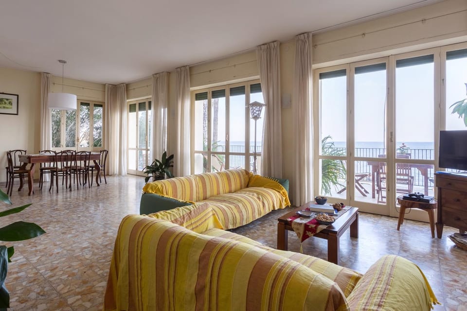 Communal lounge/ TV room, Sea view