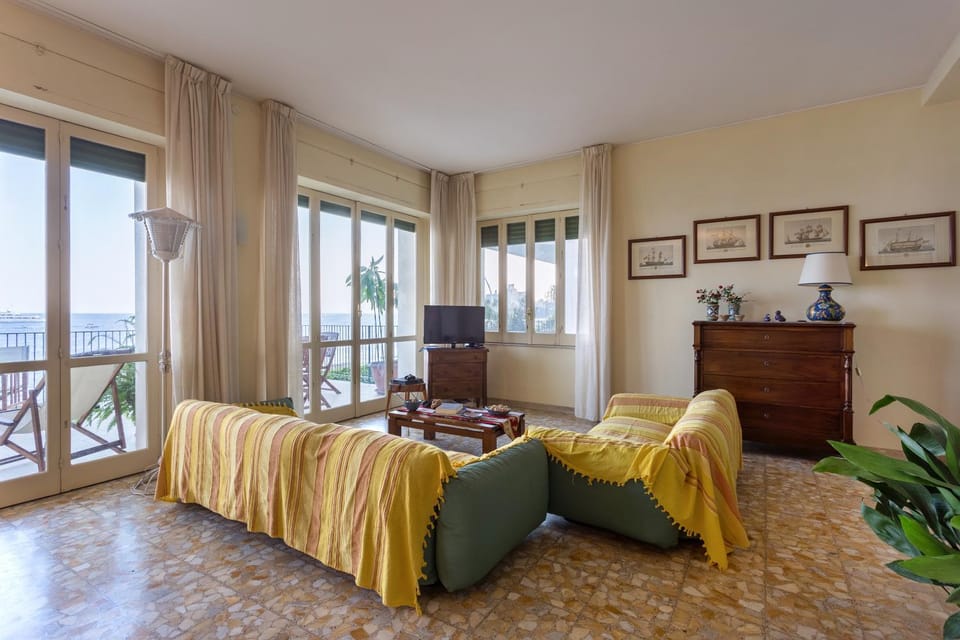 Communal lounge/ TV room, Sea view