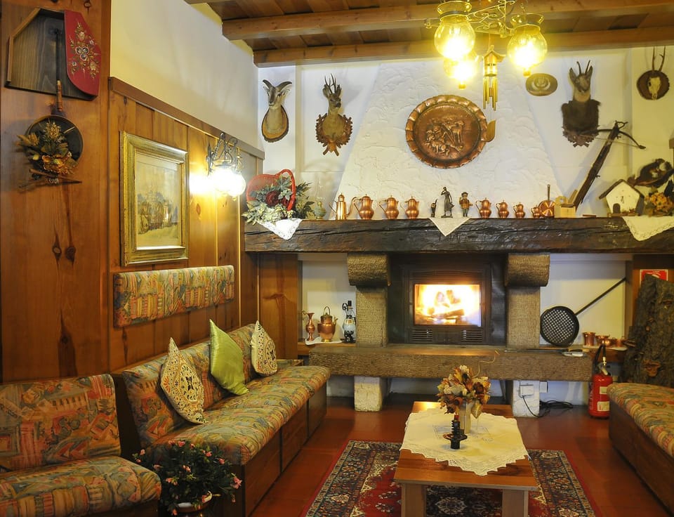 Communal lounge/ TV room