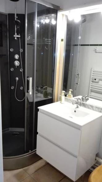 Charmant T2 avec cabine fermée et terrasse Cabin in Catalonia