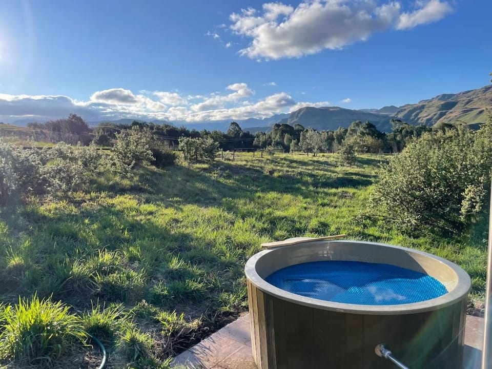 Nearby landmark, Spring, Day, Natural landscape, Hot Tub, Mountain view