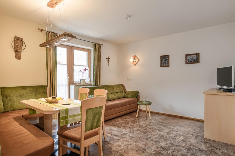 Communal lounge/ TV room, TV and multimedia, Balcony/Terrace, Living room, Seating area, Dining area, Evening entertainment