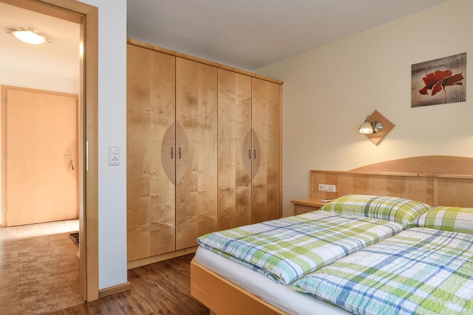 Bed, TV and multimedia, Photo of the whole room, Bedroom, wardrobe