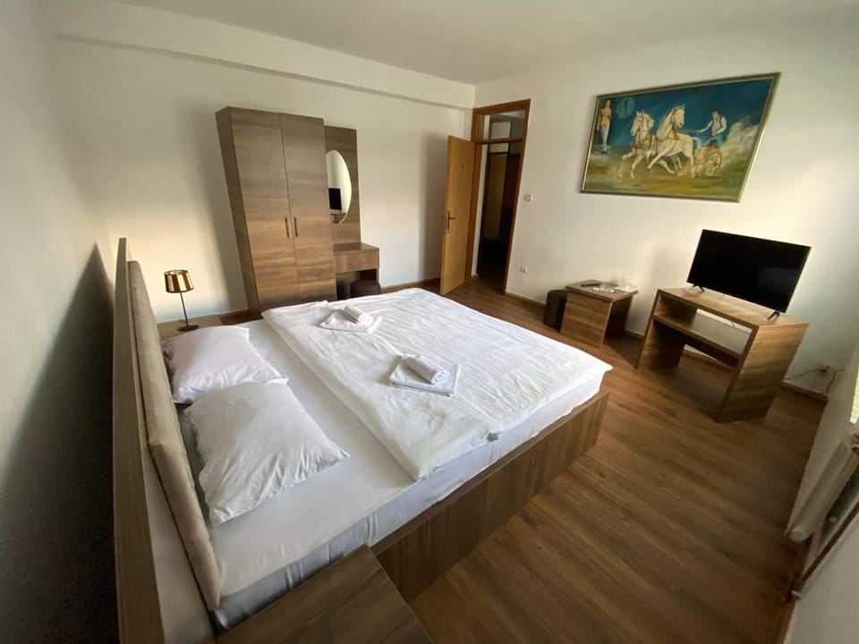 Bed, TV and multimedia, Photo of the whole room, Bedroom, towels, wardrobe