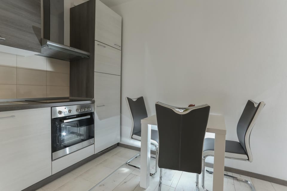 Kitchen or kitchenette, Dining area, oven