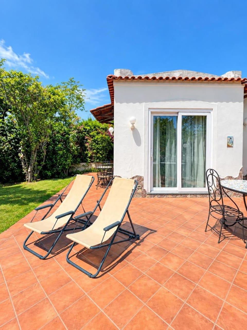 Patio, Garden, Garden view, sunbed