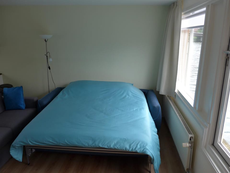 Houseboat In The Center, 5 min walk to Tropical Museum, Free Wifi! Apartment in Amsterdam