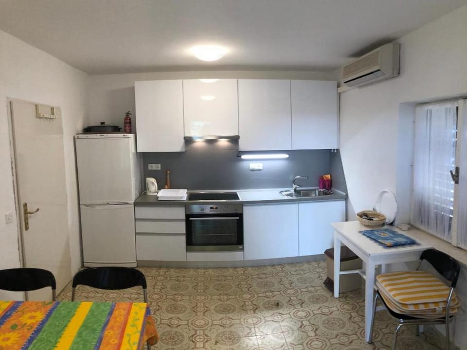 Kitchen or kitchenette, Dining area, pet friendly, stove, air conditioner