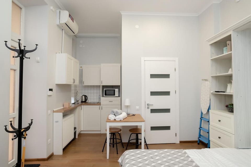Kitchen or kitchenette, Dining area, air conditioner