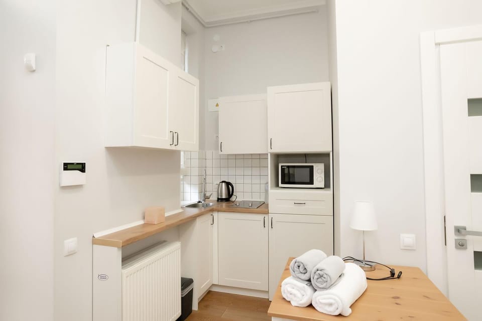 Kitchen or kitchenette, heating, microwave, towels