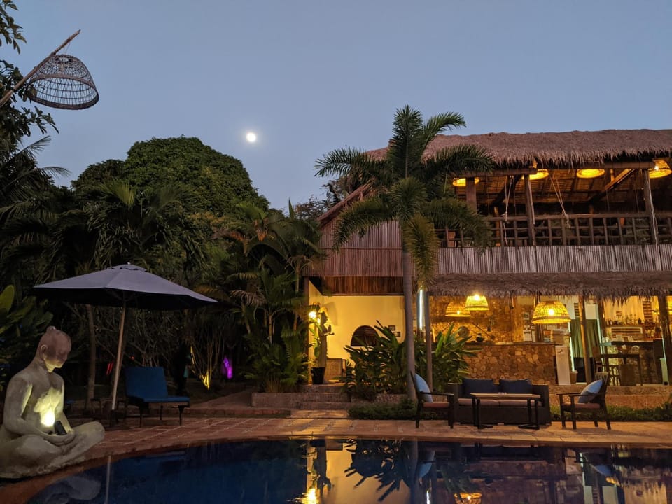 Restaurant/places to eat, Lounge or bar, Pool view, Swimming pool